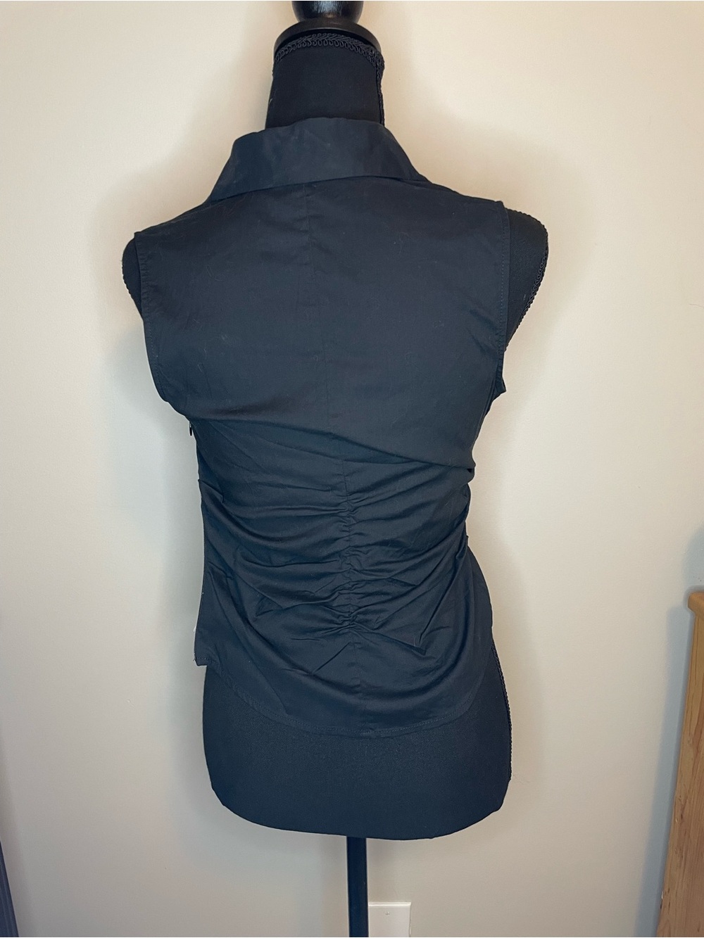 Express Black Ruched V-Neck Sleeveless Blouse - Picture 2 of 4